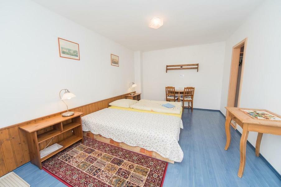 Pension U Kostela Cesky Brod Exterior photo