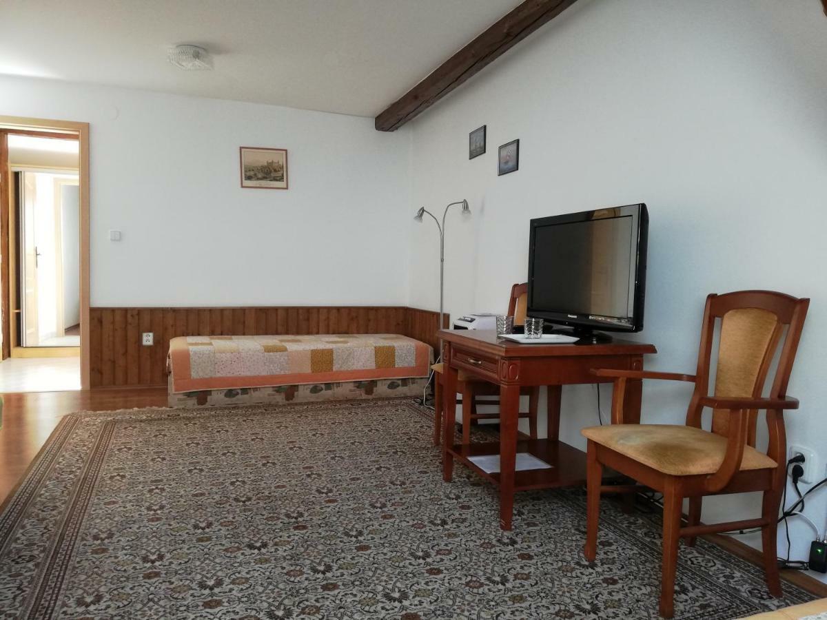 Pension U Kostela Cesky Brod Exterior photo